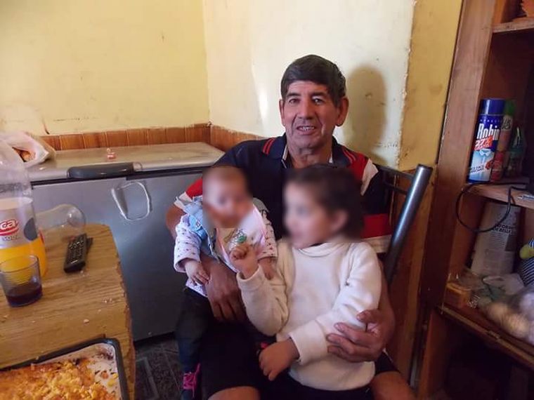 Abuelo y bisabuelo El hombre tenía ocho nietos y un bisnieto.