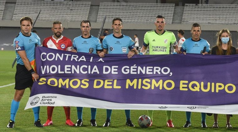 Lamolina con los capitanes y sus asistentes antes del partido. Foto: River Plate