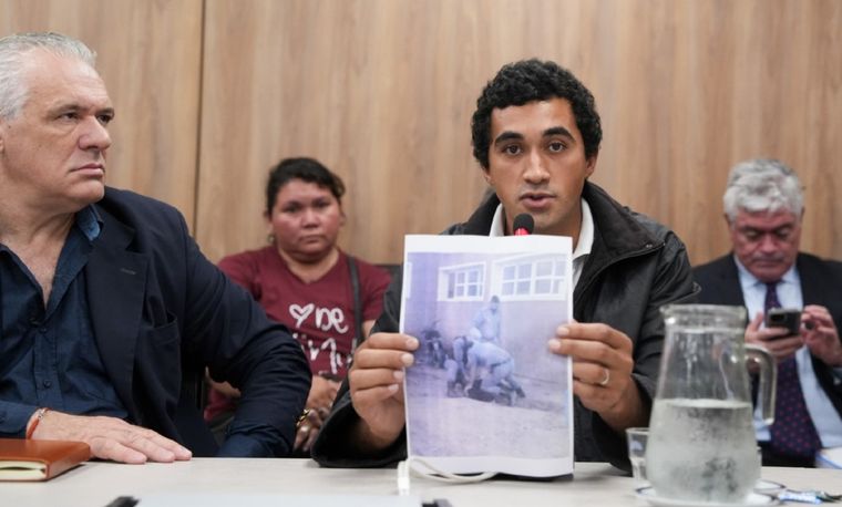 El diputado Carbajal junto a Ismael Ifrán, miembro de la comunidad wichi que denunció torturas por parte del Gobierno de Formosa. Foto: Honorable Cámara de Diputados