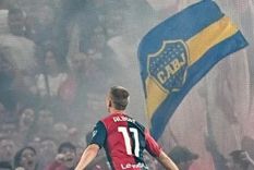 La bandera de Boca en el festejo de gol de Albert Guðmundsson, en un Genoa 4 - Roma 1 de 2023. Foto: @GenoaCFC La bandera de Boca en el festejo de gol de Albert Guðmundsson, en un Genoa 4 - Roma 1 de 2023. Foto: @GenoaCFC