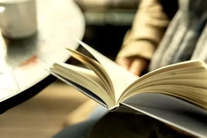 Al terminar de leer un libro siento que, el modo en que estamos viviendo nos está pasando la cuenta. Al terminar de leer un libro siento que, el modo en que estamos viviendo nos está pasando la cuenta.