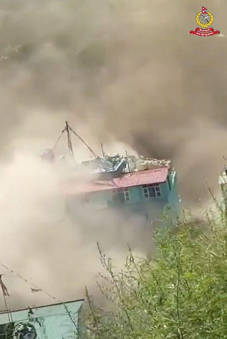 El impacto más duro destrozó numerosas viviendas en la cuenca del río Trishuli, en la frontera de Nepal y Tíbet.