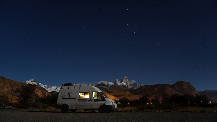 Belén y Martín decoraron y diseñaron ellos mismos su funcional Motorhome. Foto: Caminando el mundo