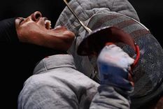 Ibtihaj Muhammad se convirtió en la primera atleta musulmana en competir por Estados Unidos llevando hiyab cuando ganó el bronce en esgrima en Río 2016 Foto: Getty Images