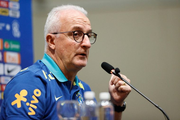 Dorival Júnior se hizo cargo del resultado y pidió disculpas. Foto: EFE