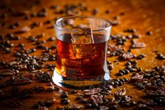 El café y el whisky son dos sabores que coquetean desde tiempos inmemoriales. Foto: MyRecipes - https://www.myrecipes.com/extracrispy/whiskey-coffee-jim-beam-vanilla