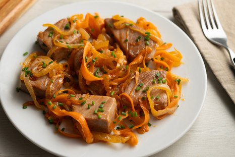 Esta receta nació entre los pescadores de la costa de Cádiz, quienes la preparaban con el atún recién capturado y pocos ingredientes. Esta receta nació entre los pescadores de la costa de Cádiz, quienes la preparaban con el atún recién capturado y pocos ingredientes.