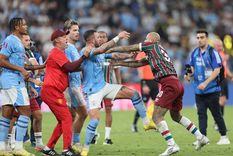 Con el final del partido llegó un particular cruce entre los futbolistas. Foto: EFE