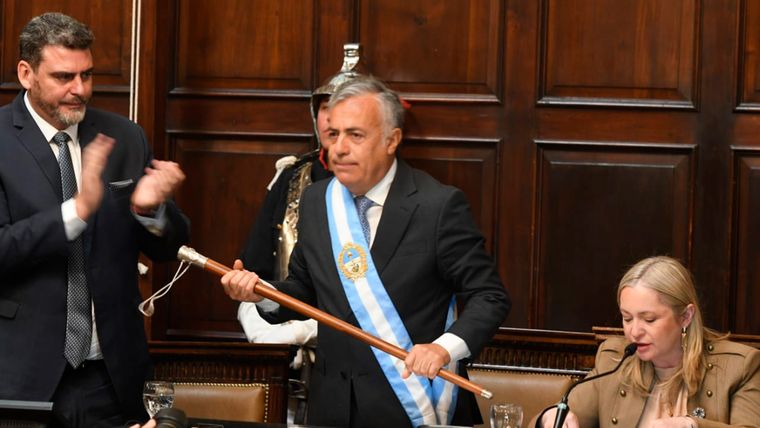 El gobernador de Mendoza, Alfredo Cornejo, lidia con una caída de recursos de coparticipación y recaudación local.&nbsp;