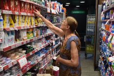 Según el Centro de Almaceneros de Córdoba, una familia con cuatro integrantes necesitó $871.954 en marzo para no caer en la pobreza Foto: Santiago Tagua/MDZ