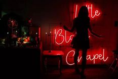 Una persona posa para una fotografía dentro de la Pequeña Capilla Negra en el Satancon 2023 del Satanic Temple. Foto: REUTERS