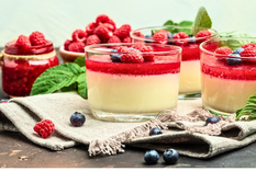 Panna cotta con frutos rojos: receta gourmet fácil para tu mesa Foto: Shutterstock