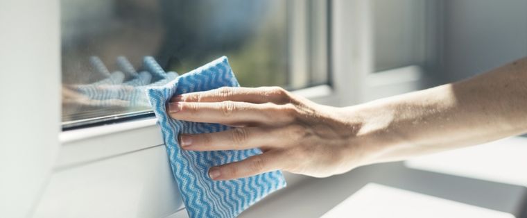 Aunque resulte a veces una tarea tediosa, los cristales limpios aportan luminosidad a tu hogar Foto: Shutterstock