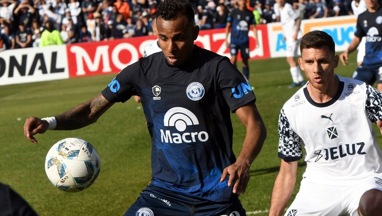 Sebastián Villa es la principal arma ofensiva de Independiente Rivadavia para dar el batacazo ante el Rojo. Foto: ALF PONCE MERCADO / MDZ