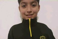 El niño fallecido con un buzo del club de barrio donde jugaba al fútbol Foto: red social X