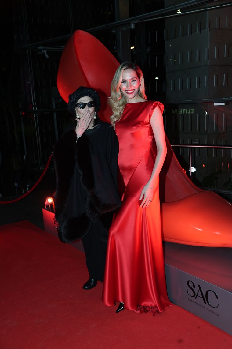 Así fue el vestido rojo de Elina Costantini para El diablo viste a la moda 2. Así fue el vestido rojo de Elina Costantini para El diablo viste a la moda 2.