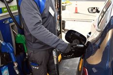 El precio del combustible viene subiendo a un ritmo del 55% en el año, pero lleva un importante atraso desde hace años en la actualización de los impuestos, para evitar una suba mayor. Foto: ALF PONCE MERCADO / MDZ