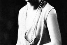 Los derechos políticos para las mujeres no me interesan;  no soy enemiga del voto femenino, pero considero que será tan inútil en la democracia como el masculino