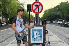 Emmanuel renunció a su trabajo formal para tocar heavy metal en las calles de Mendoza&nbsp;