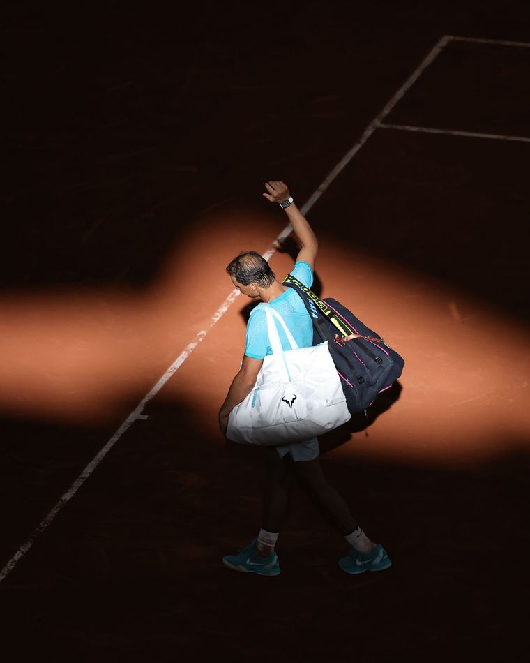 Rafael Nadal se retira, tal vez por última vez, de la Philippe Chatrier. Foto: @rolandgarros