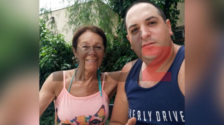 Juan Manuel Ramírez junto a su madre adoptiva Silvia Susana Rodríguez. Juan Manuel Ramírez junto a su madre adoptiva Silvia Susana Rodríguez.