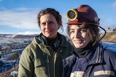 La directora junto a Lux Pascal, la protagonista. / Netflix