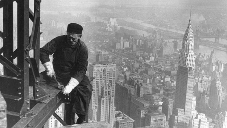 La construcción del edificio Empire State, en Nueva York. A la derecha, el rascacielos Chrysler. Foto: GETTY IMAGES