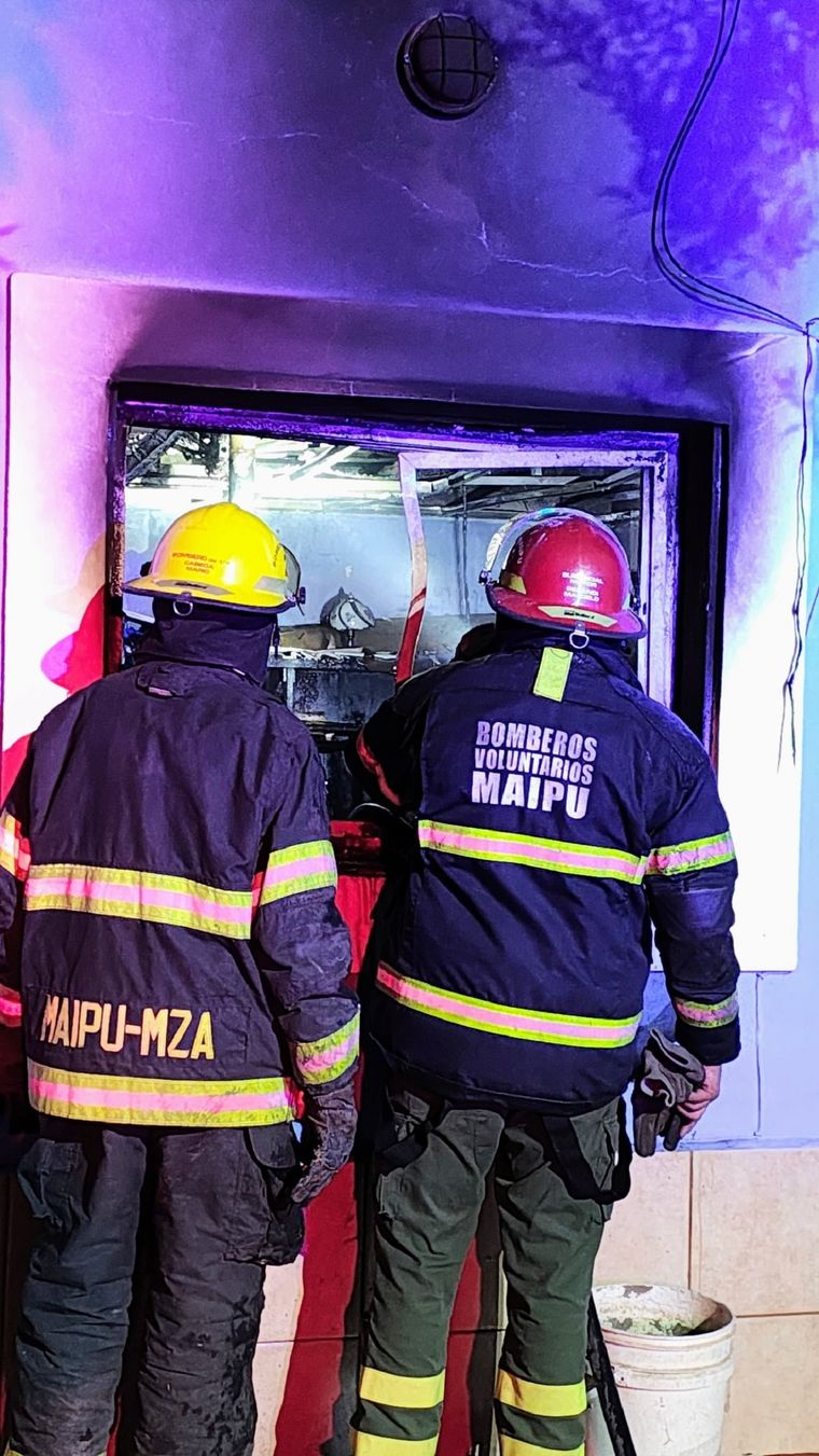 Los bomberos de Maipú se animaron a recrear el video viral de la favela de Brasil.