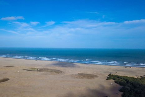 Nueva Atlantis mantiene un perfil bajo y playas amplias dentro de la costa atlántica bonaerense. Nueva Atlantis mantiene un perfil bajo y playas amplias dentro de la costa atlántica bonaerense.