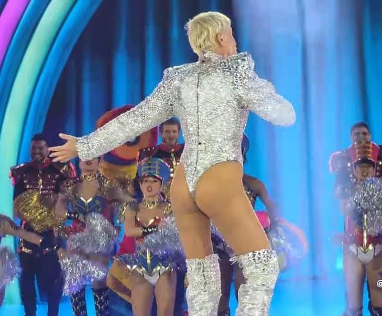 El diseño plateado que usó Xuxa en la apertura del show exhibe un atrevido cavado en al zona de la cola.