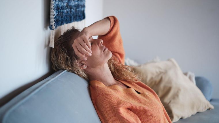 El TDPM puede afectar a las mujeres en cualquier momento de su vida, pero a menudo coincide con momentos de cambios hormonales importantes.