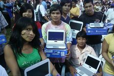 Los alumnos volverán a recibir computadoras y tal vez celulares por parte del estado