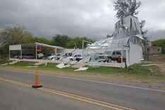 Foto: La tormenta destrozó un concesionario de autos en Calamuchita. Foto: @man3517