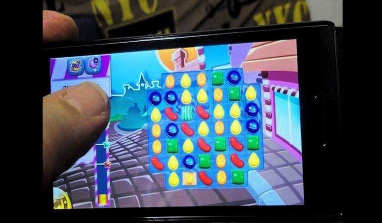 Uno de los juegos favoritos del cura es Candy Crush. Foto: Efe.