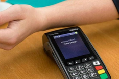 un hombre se implanto un microchip que le permite pagar las compras con la mano