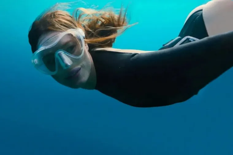 El buceo se convierte en la pasión y el escenario del peligro para la protagonista. El buceo se convierte en la pasión y el escenario del peligro para la protagonista.