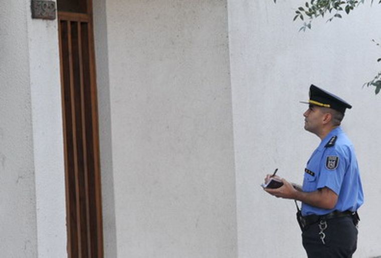 Un policía toma notas de la escena del crimen. Foto: Pachy Reynoso / MDZ