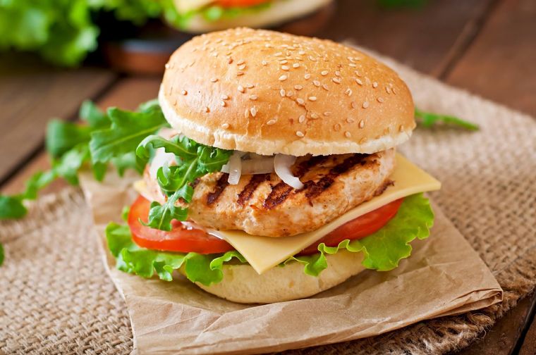 Si pudiéramos traspasar la pantalla ¡créenos que lo haríamos para comer esta hamburguesa de pollo!
