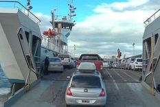 Autos y camiones cruzan diariamente el Estrecho de Magallanes