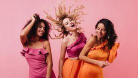 La temporada de bodas está en su mejor momento, y estos vestidos son imprescindibles Foto: Freepik