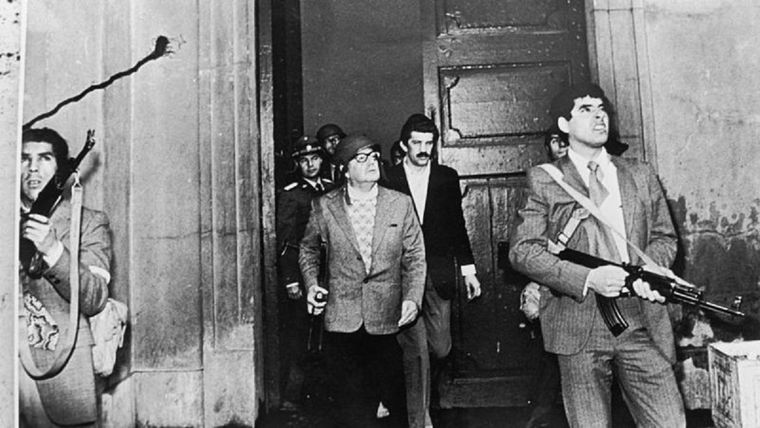 Una de las imágenes que más impactó al mundo el 11 de septiembre de 1973: Salvador Allende con fusil en mano y casco, en medio del ataque a La Moneda. Foto: GETTY IMAGES