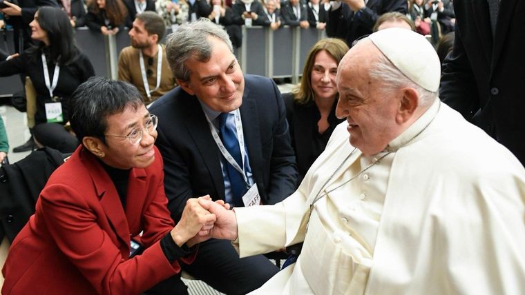 Francisco saluda a María Ressa, premio nobel de la paz 2021. Foto: Vatican News