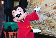 disney reabre la zona comercial en california con largas colas