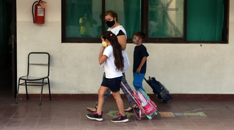 La DGE actualizó los protocolos para evitar contagios de covid-19. Foto: ALF PONCE MERCADO / MDZ