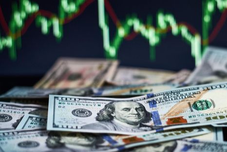 Por qué el dólar cayó a su nivel más bajo en 4 años y por qué podría seguir depreciándose