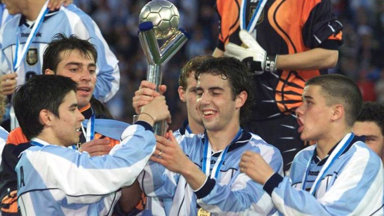 Julio Arca levanta la Copa junto a Saviola, DAlessandro y Willy Caballero. Foto: publicada en Infobae