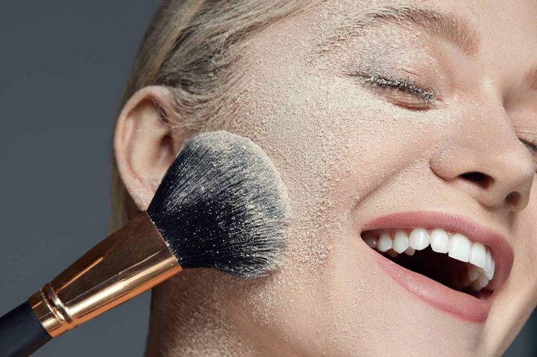 Hay un sinfín de trucos y excelentes productos para lograr un maquillaje efectivo y duradero. Foto: Reviewbox