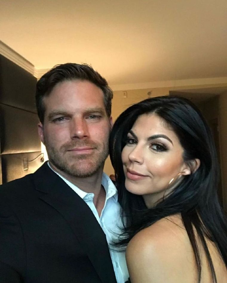 África Zavala junto a su pareja León Peraza. Foto: Instagram