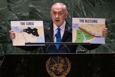 El primer ministro israelí, Benjamin Netanyahu, muestra dos mapas ante la Asamblea General de la ONU en la que no aparecen los territorios palestinos. Foto: BBC