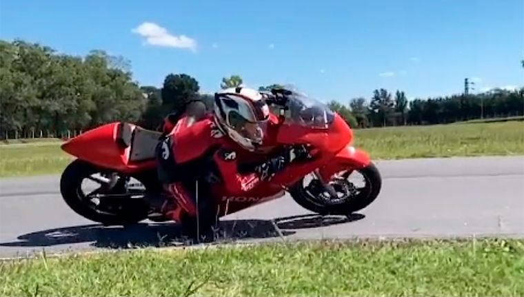 Lorenzo Somaschini corría con una moto de 160cc que alcanzaba una velocidad de 120km/h. Al momento del accidente iba a 40km/h, aseguró su instructor. Foto: @lolosomaspro